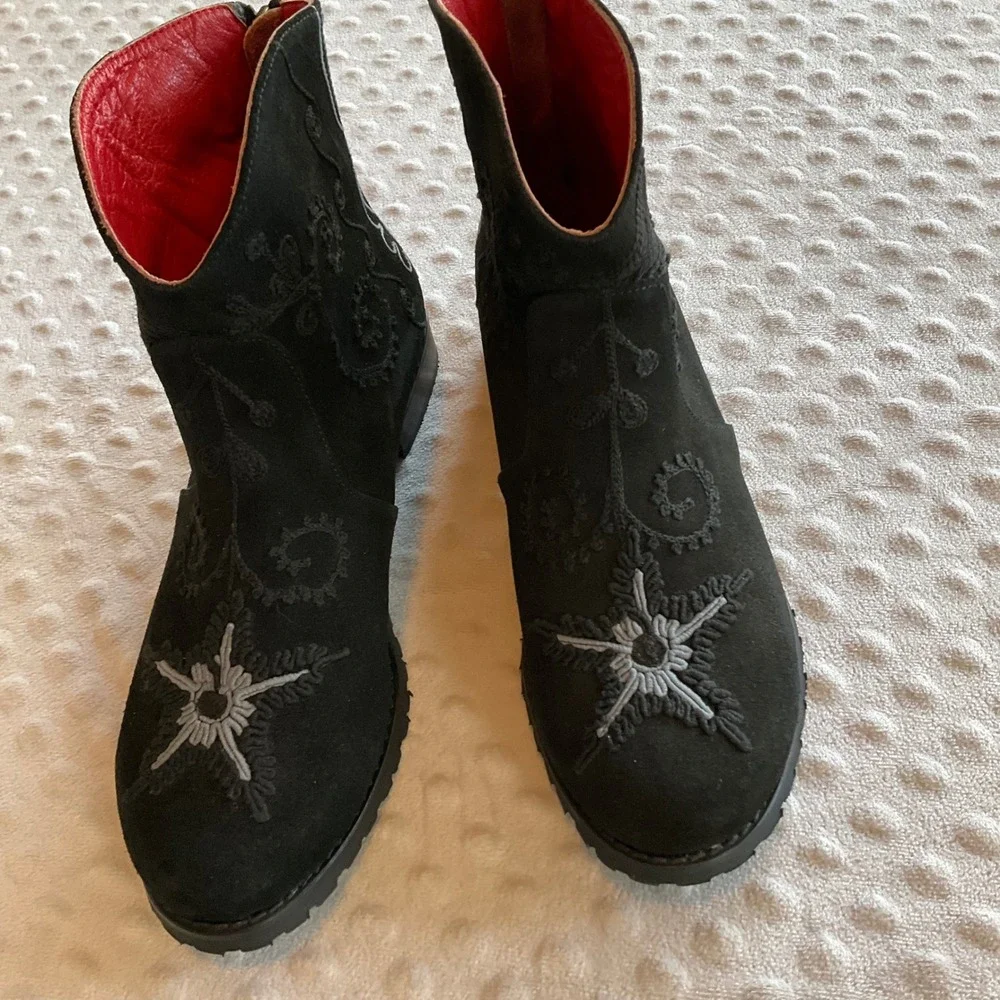 Artemis Design Co Ankle Boots Size 38 Women Black Suede Embroidered Red Lining‎